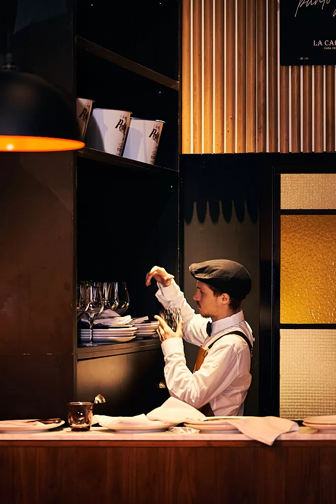 Photography of waiter working in Barcelona restaurant